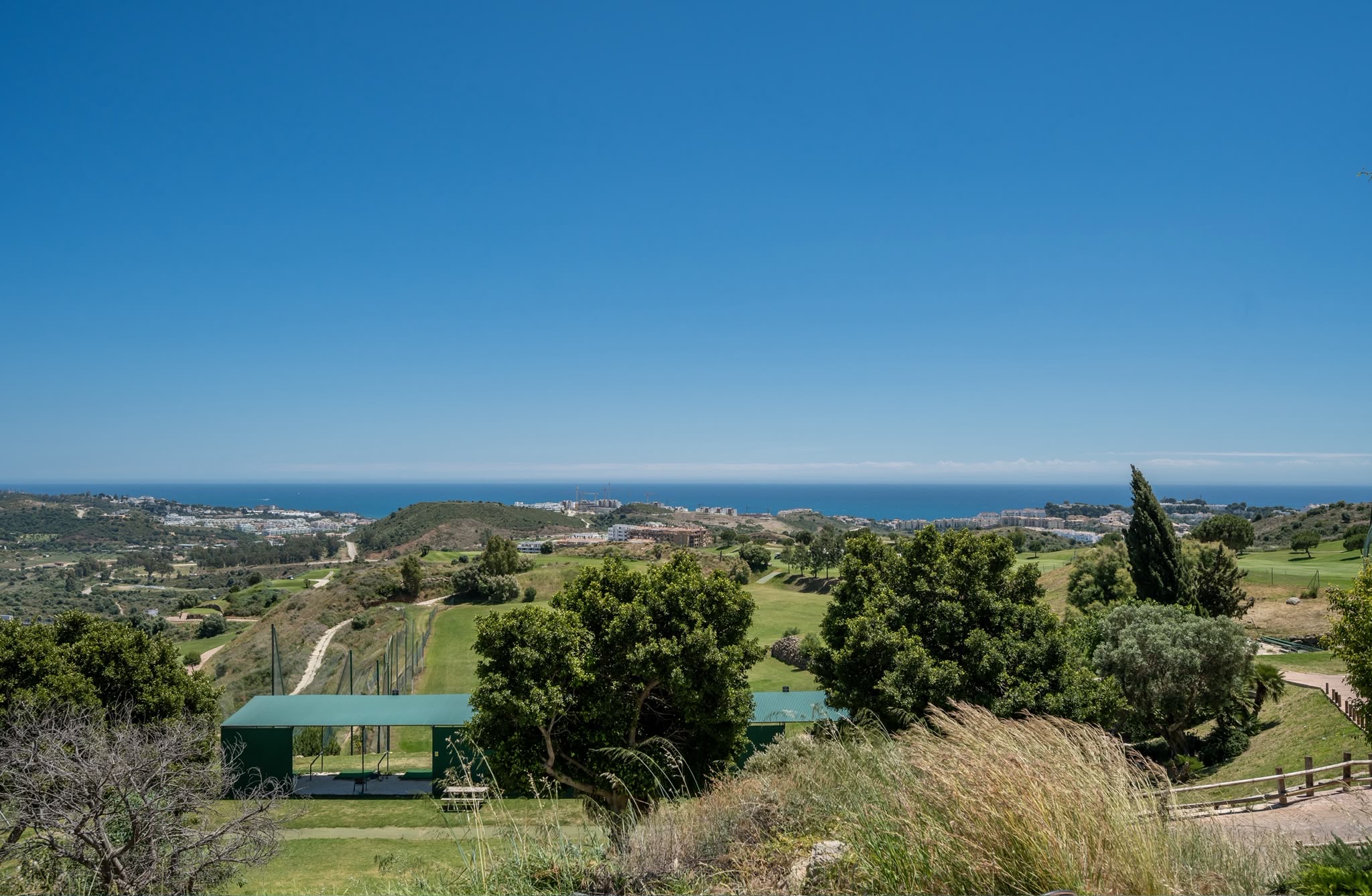 Panoramatický výhled přes golfové hřiště k moři